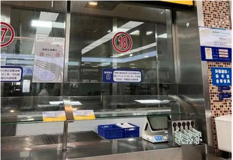复旦大学发布公告，对校外人士开放学校食堂用餐直接冲上了热搜