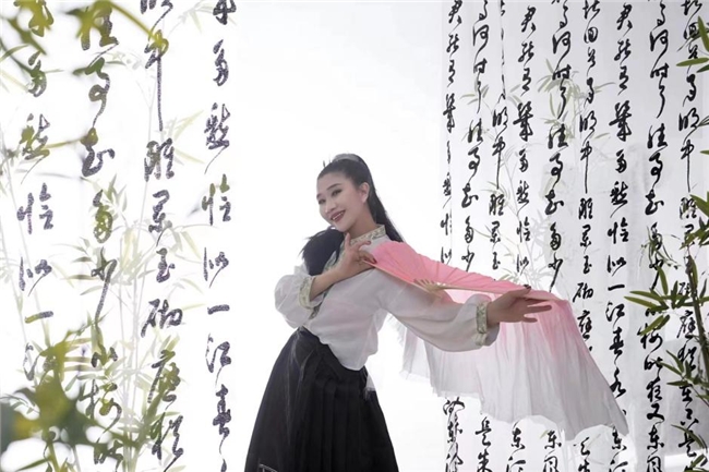 中国歌舞编导夏冰剧照:竹扇书清风