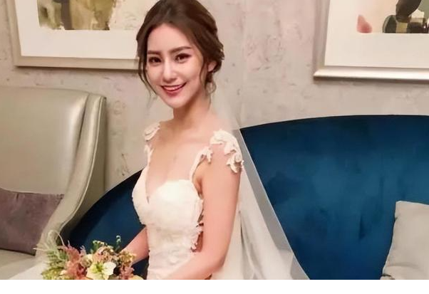 汪小菲晒钻戒宣布求婚成功：送女友Mandy价值百万的豪车